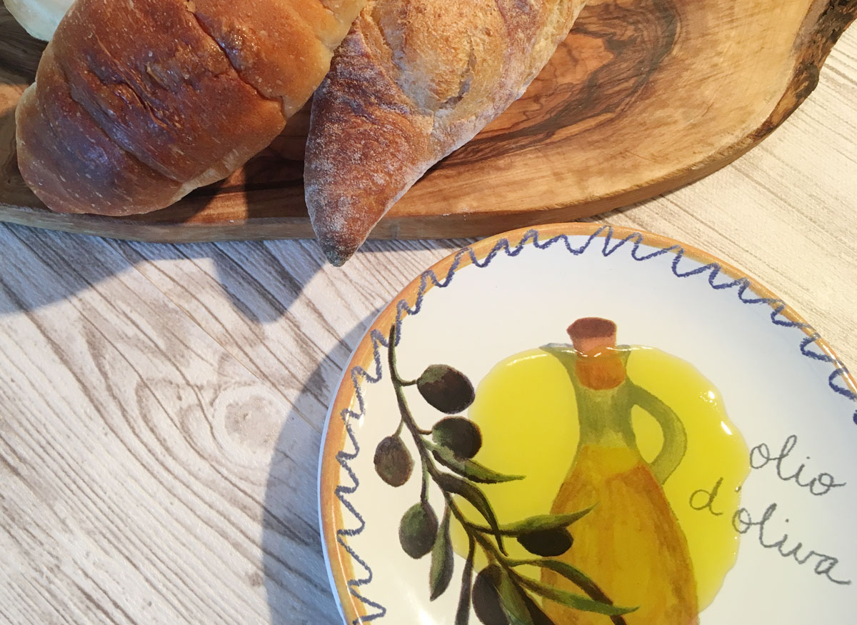 ノヴェッロ オリーブオイルをパンにつけて初物の味と香りを堪能